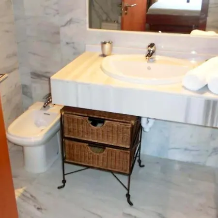 Elegant In Benahavis With Shared Pool 100 M² Apartment *